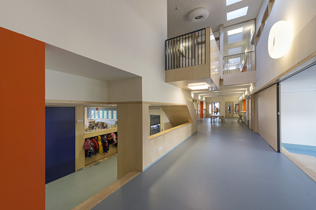 nieuwbouw basisschool bogerman houten interieur gang primary school interior hallway | architektenburo groenesteijn architects